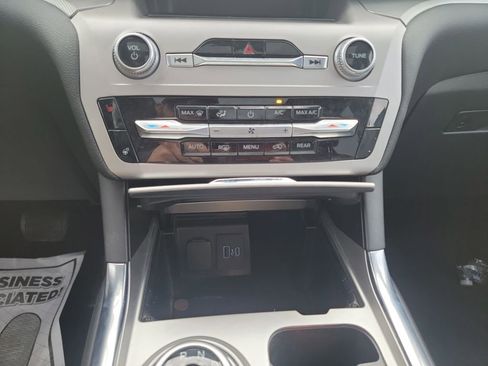 Used 2022 Ford Explorer XLT w/ Equipment Group 202A image 19