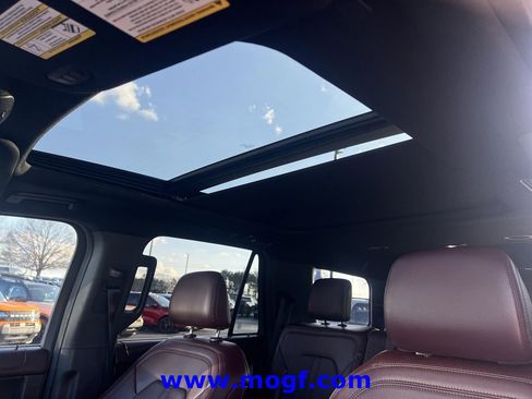 Used 2024 Ford Expedition Limited image 17