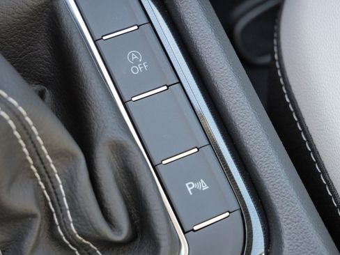 Certified 2025 Volkswagen Taos SE image 29