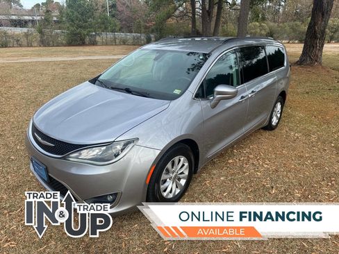 Used 2017 Chrysler Pacifica Touring-L image 1