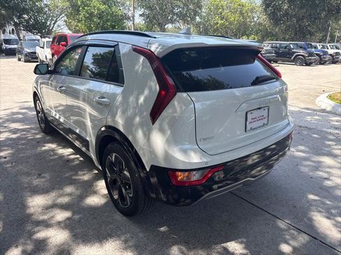Used 2023 Kia Niro Wind w/ Wind Preserve Package FWD image 9