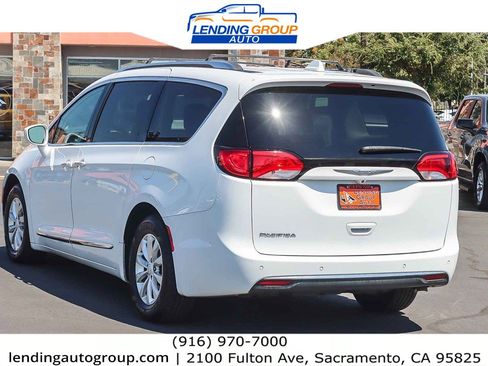 Used 2018 Chrysler Pacifica Touring-L Plus image 2