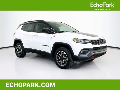 Used 2025 Jeep Compass Trailhawk image 1