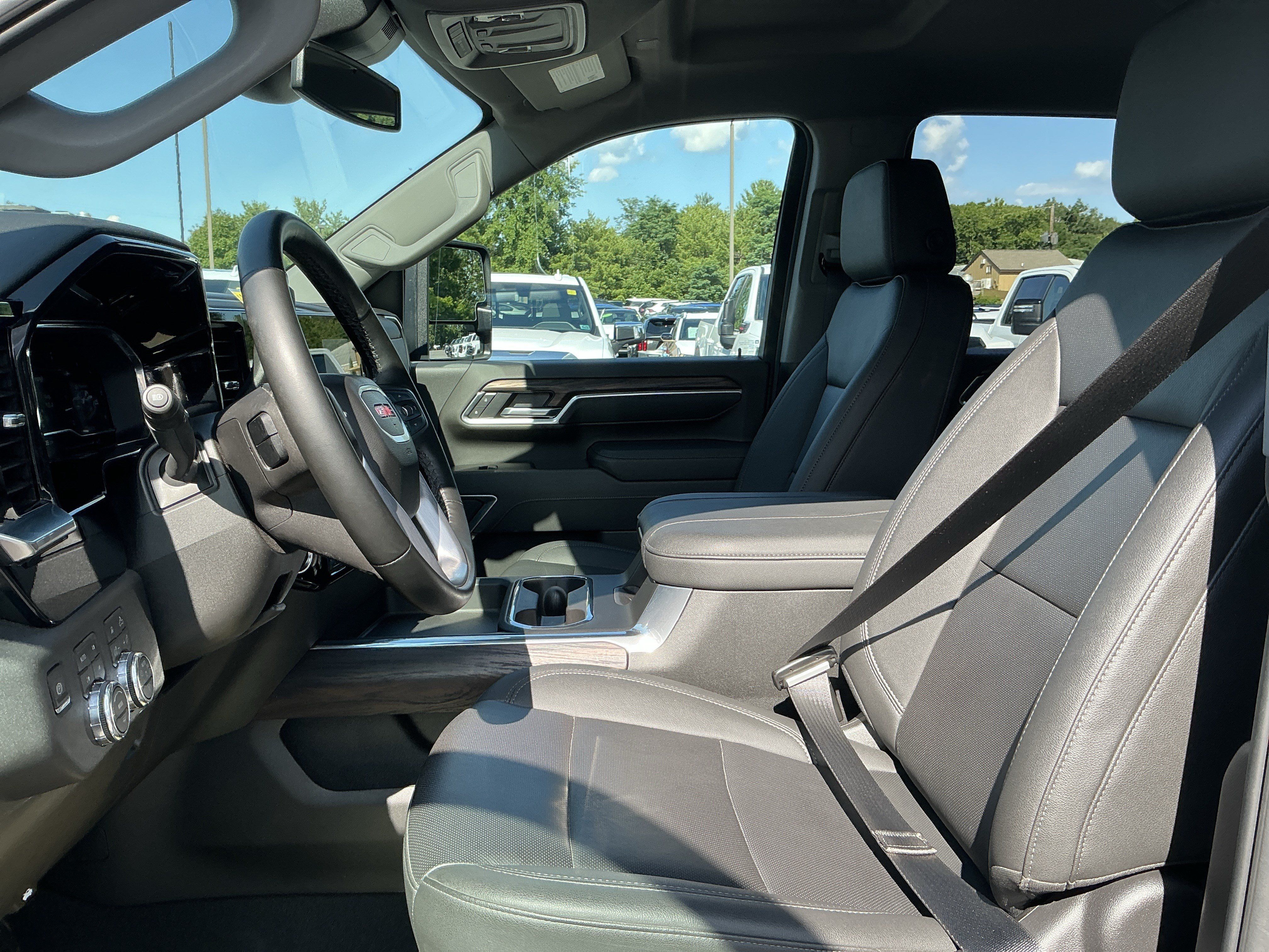 Used 2025 GMC Sierra 3500 SLT w/ SLT Convenience Package AWD/4WD image 21