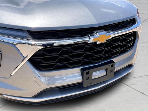 Used 2025 Chevrolet Trax LT FWD image 32