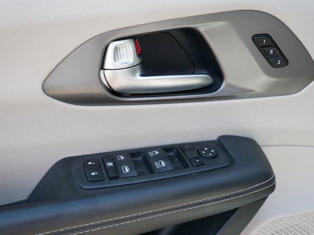 Used 2023 Chrysler Pacifica Touring-L FWD image 11