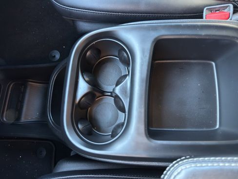 Used 2025 Chrysler Pacifica Select image 21