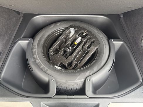 Used 2020 Jeep Grand Cherokee Overland AWD/4WD image 11