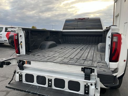 Used 2025 GMC Sierra 3500 Denali w/ Denali Reserve Package image 9