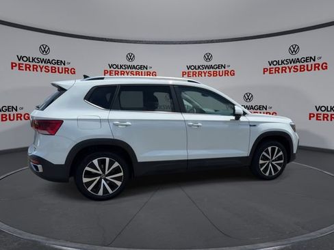 Certified 2023 Volkswagen Taos SE w/ Panoramic Sunroof Package AWD/4WD image 8