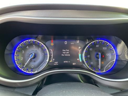 Used 2023 Chrysler Pacifica Touring-L image 20