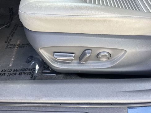 Used 2020 Toyota Camry SE w/ Convenience Package image 12