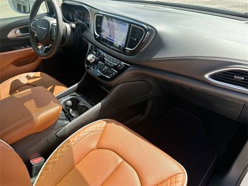 Used 2024 Chrysler Pacifica Pinnacle image 11