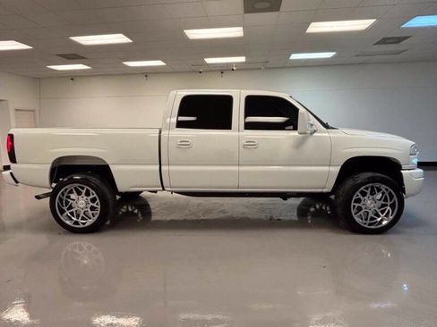 Used 2007 GMC Sierra 2500 W/T w/ Skid Plate Package AWD/4WD image 5
