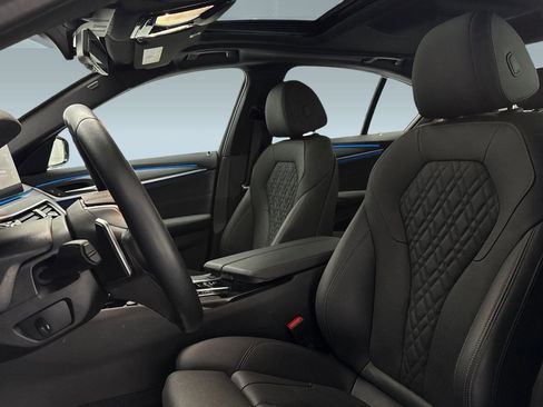 Used 2023 BMW 530e w/ Convenience Package image 23