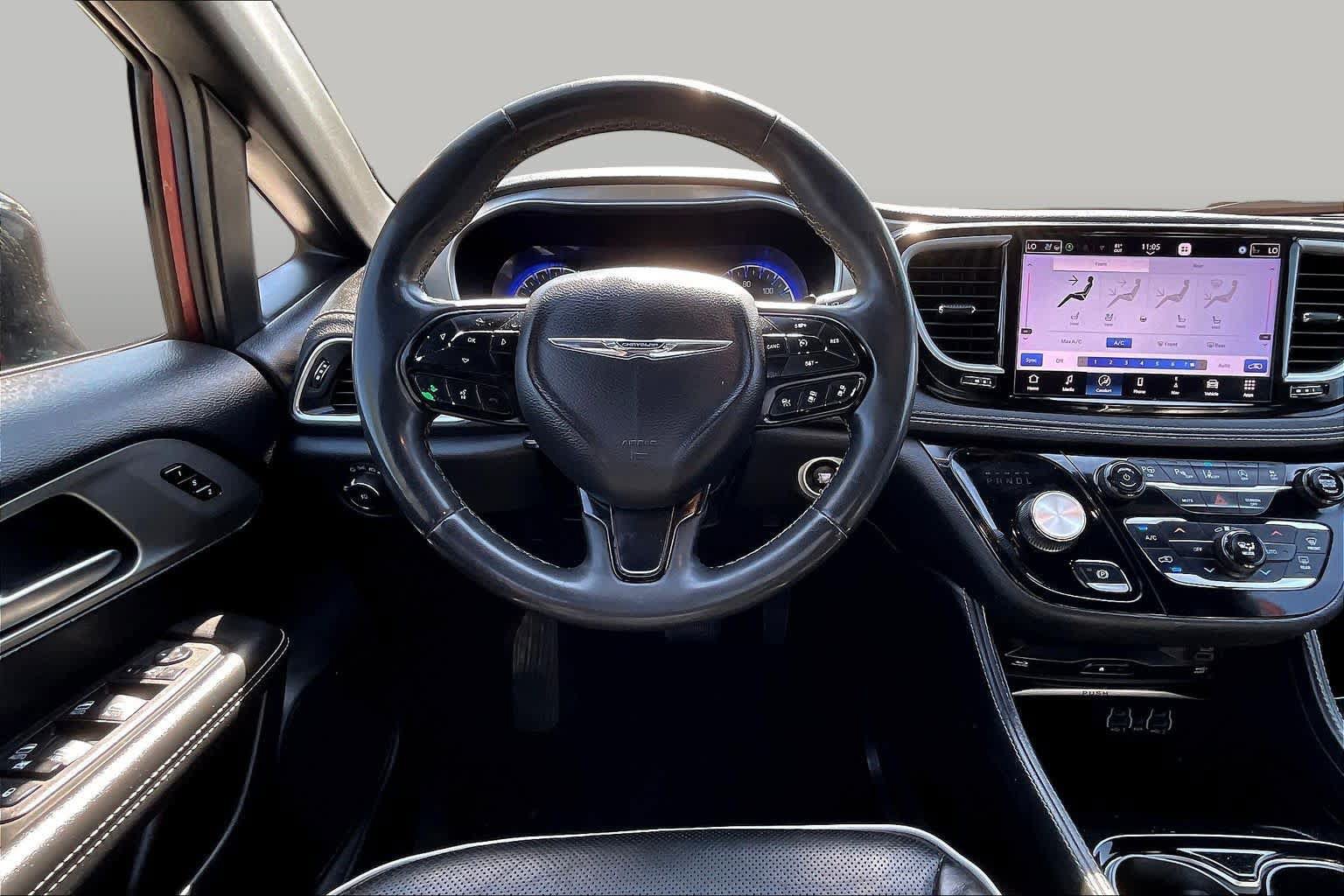 Used 2023 Chrysler Pacifica Limited w/ Uconnect Theater Family Group FWD image 6