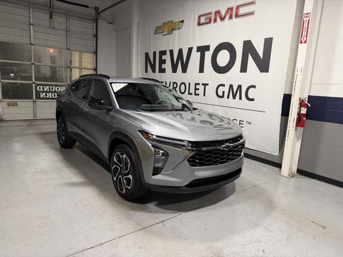 New 2026 Chevrolet Trax RS w/ Driver Confidence Package image 2