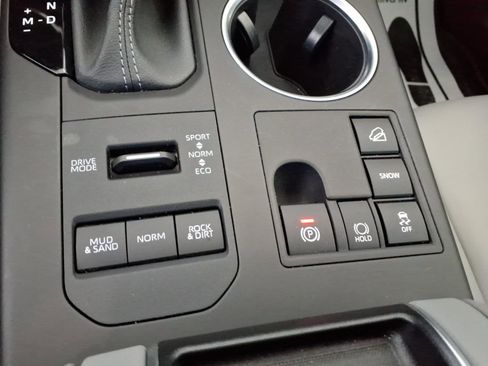 Used 2023 Toyota Highlander XLE AWD/4WD image 24