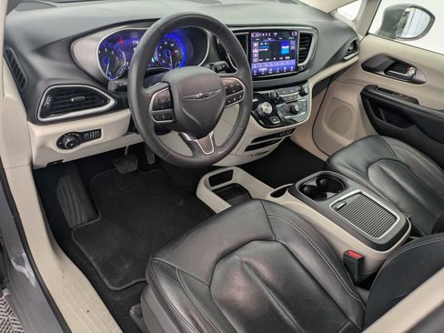 Used 2022 Chrysler Pacifica Touring-L FWD image 2