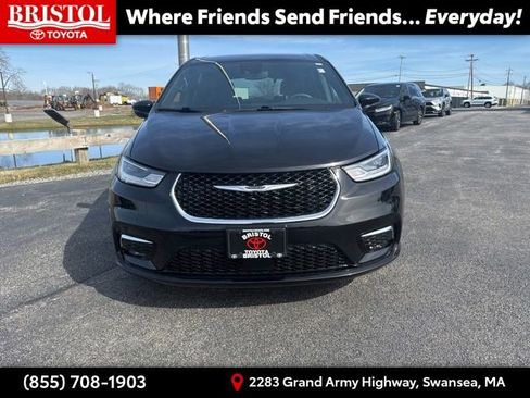 Used 2025 Chrysler Pacifica Select image 2