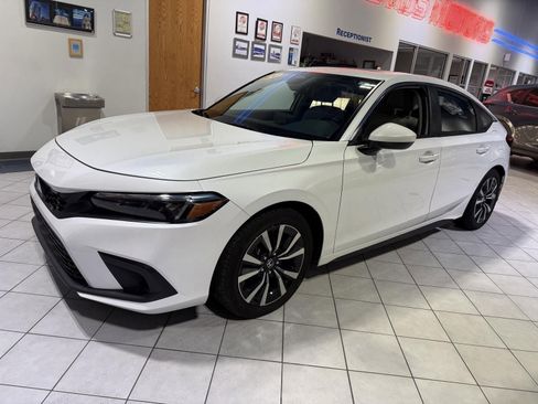 Used 2024 Honda Civic EX-L image 3