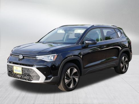 Certified 2025 Volkswagen Taos SE w/ Panoramic Sunroof Package AWD/4WD image 3