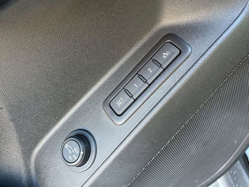 Used 2018 Chevrolet Equinox Premier image 16