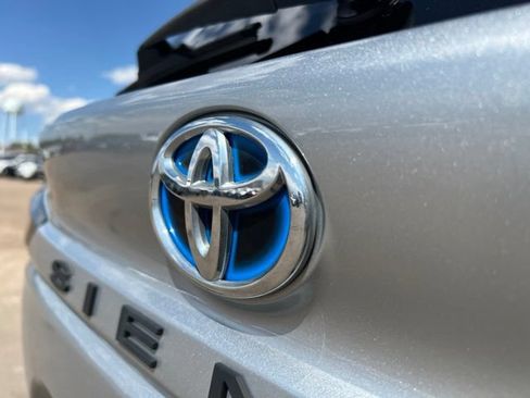 Used 2021 Toyota Sienna XLE FWD image 13