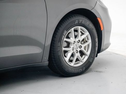Used 2023 Chrysler Pacifica Touring-L FWD image 8