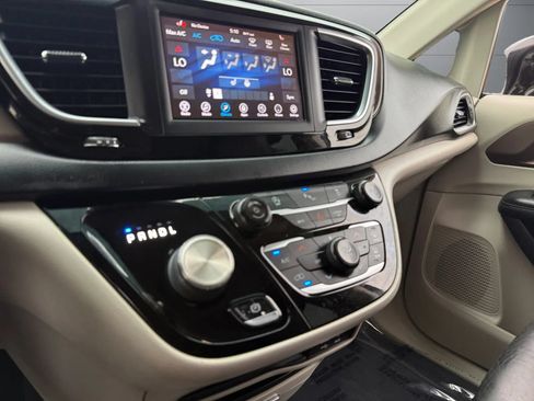 Used 2019 Chrysler Pacifica Touring-L FWD image 36