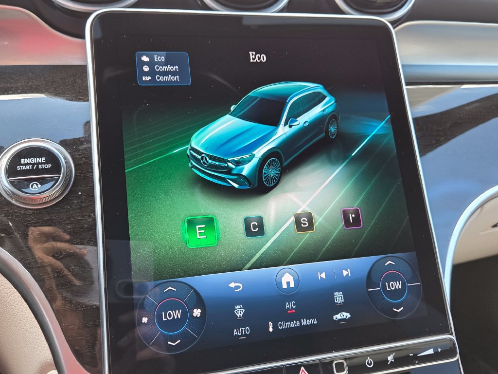 Used 2025 Mercedes-Benz GLC 300 image 21