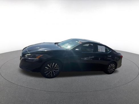 Used 2025 Nissan Altima 2.5 SV FWD image 8