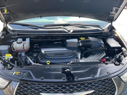 Used 2023 Chrysler Pacifica Touring-L FWD image 33