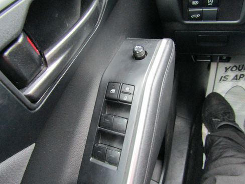 Used 2024 Toyota Highlander LE image 18