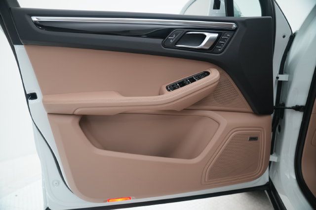 Certified 2026 Porsche Macan AWD/4WD image 31