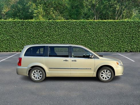 Used 2012 Chrysler Town & Country Touring-L w/ Entertainment Group #2 image 2