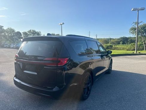 Used 2025 Chrysler Pacifica Limited FWD image 7