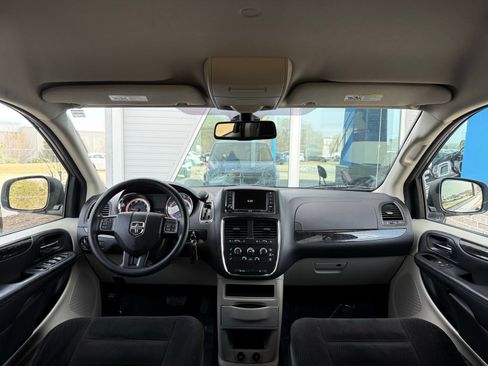 Used 2018 Dodge Grand Caravan SE w/ UConnect Hands-Free Group image 25