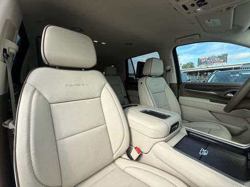 Used 2024 GMC Yukon Denali w/ Advanced Technology Package AWD/4WD image 25