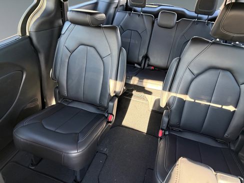 New 2026 Chrysler Pacifica Select image 13