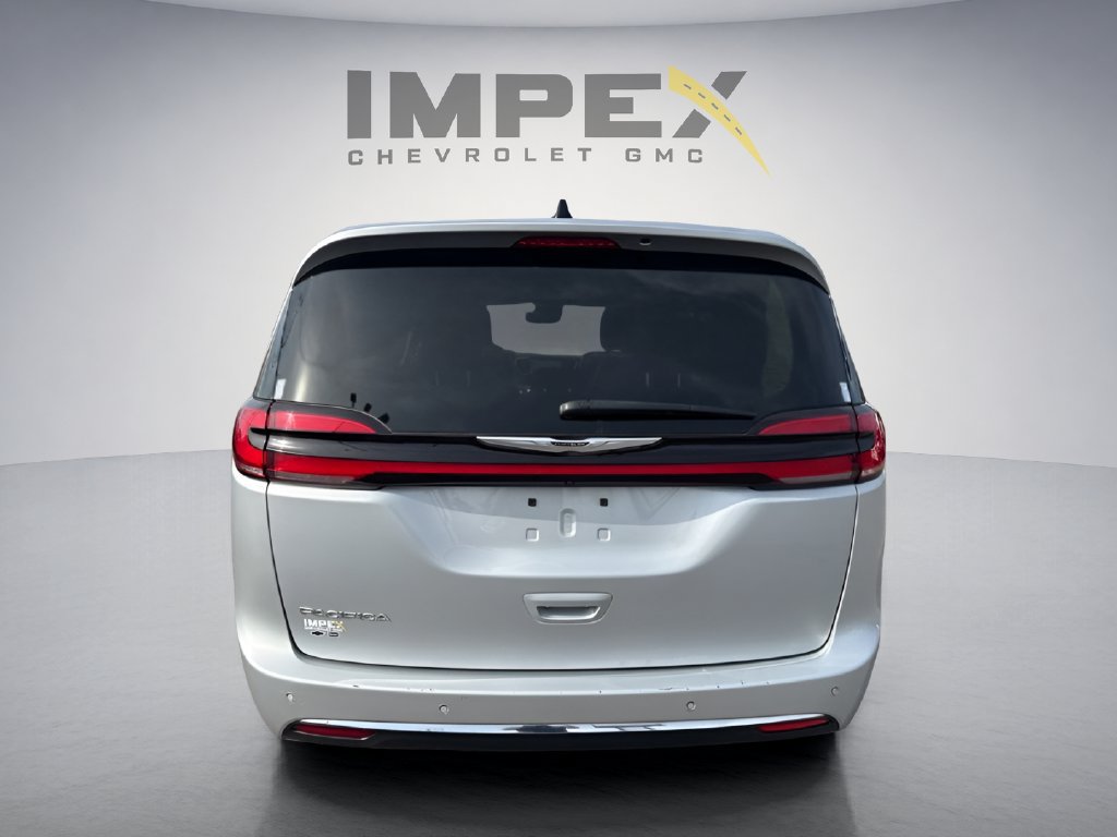 Used 2024 Chrysler Pacifica Touring-L FWD image 4