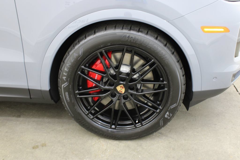Used 2025 Porsche Cayenne S AWD/4WD image 16