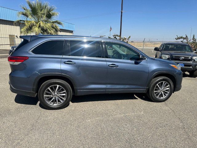 Used 2018 Toyota Highlander XLE w/ Carpet Mat Package (TMS) FWD image 12