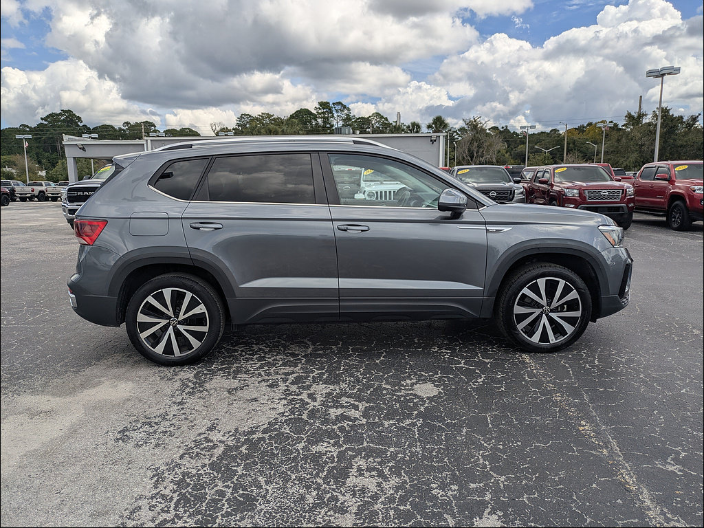 Used 2024 Volkswagen Taos SE FWD image 4