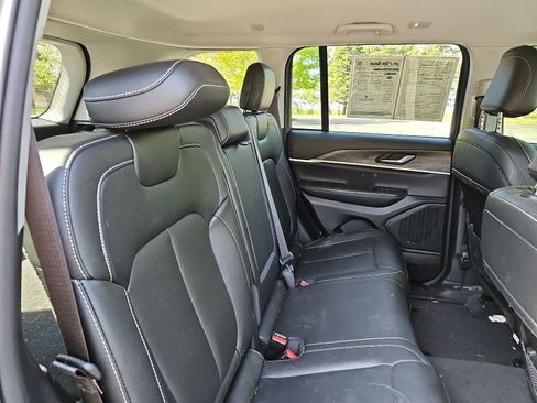Used 2023 Jeep Grand Cherokee Limited w/ Black Appearance Package AWD/4WD image 16