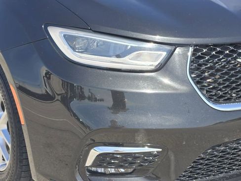 Used 2023 Chrysler Pacifica Touring-L FWD image 9