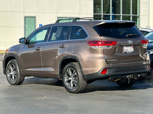 Used 2018 Toyota Highlander LE w/ Carpet Mat Package (TMS) image 5
