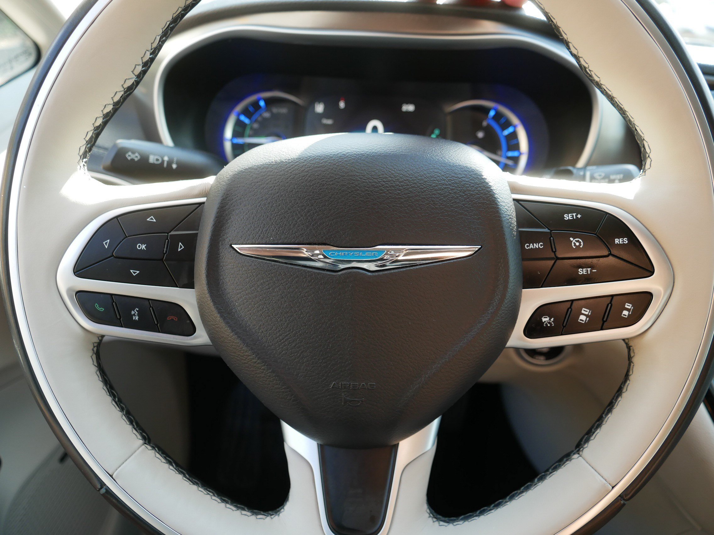 Used 2018 Chrysler Pacifica Limited w/ Advanced Safetytec Group FWD image 25