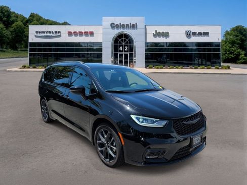 Used 2025 Chrysler Pacifica Limited FWD image 8