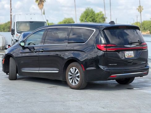 Used 2023 Chrysler Pacifica Limited FWD image 3